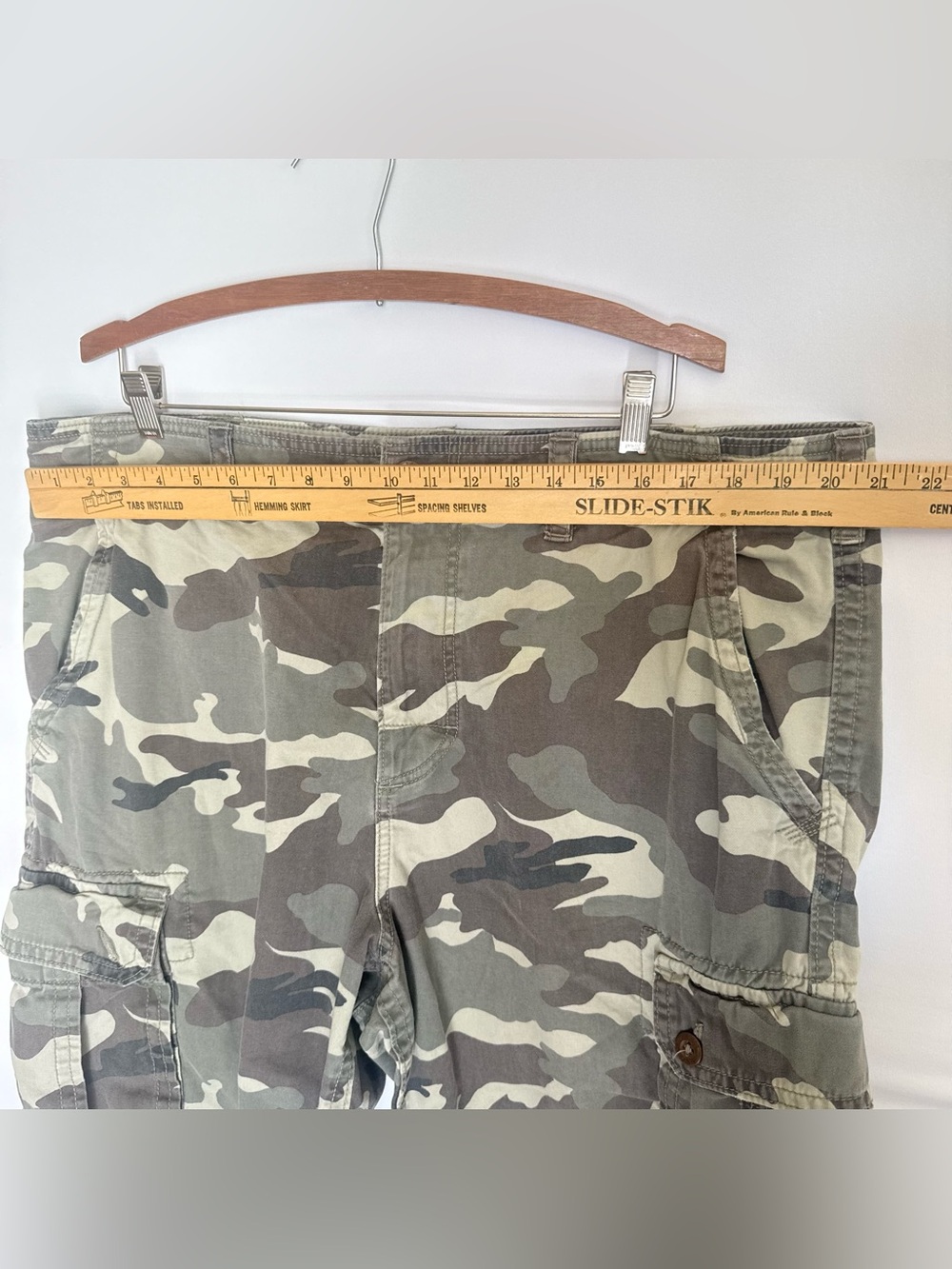 American Eagle Outfitters Beige and Olive Long Cargo Shorts Y2K Baggy 23” 40w - Picture 5 of 10